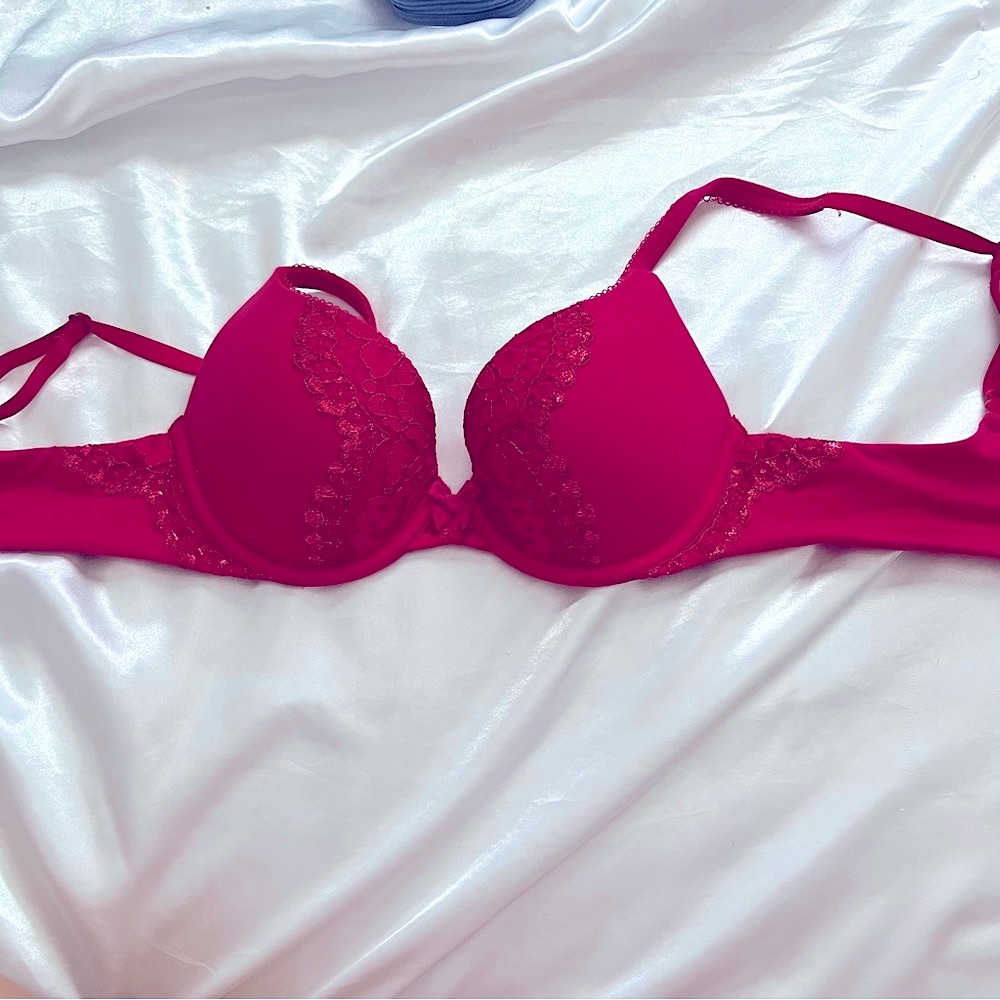 Victoria Secret PINK Red and Lacey push up bra new with out tags 32B